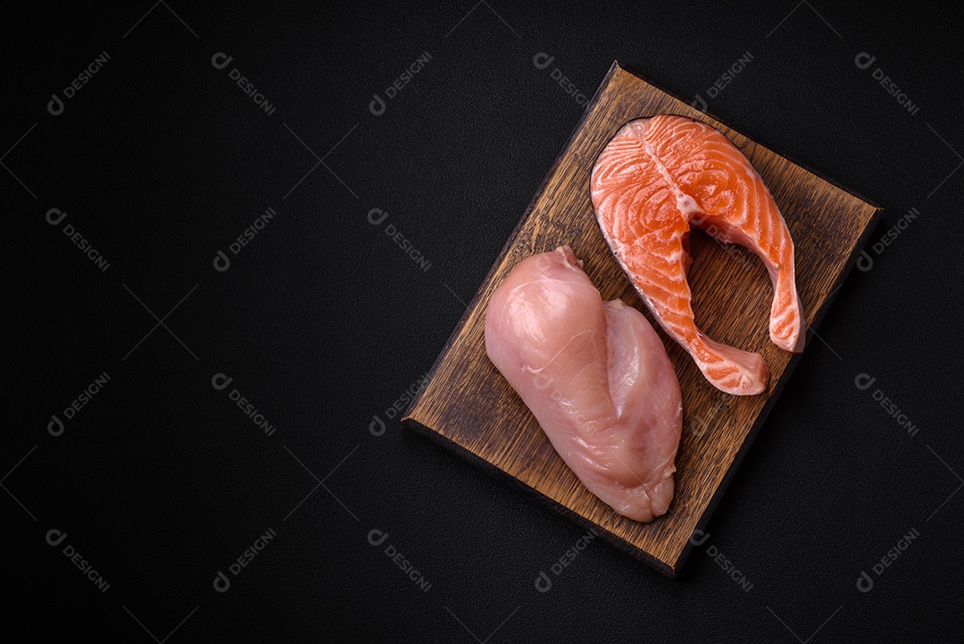 Bife de salmão cru fresco com especiarias e ervas preparadas para cozimento grelhado. Comida saudável de frutos do mar