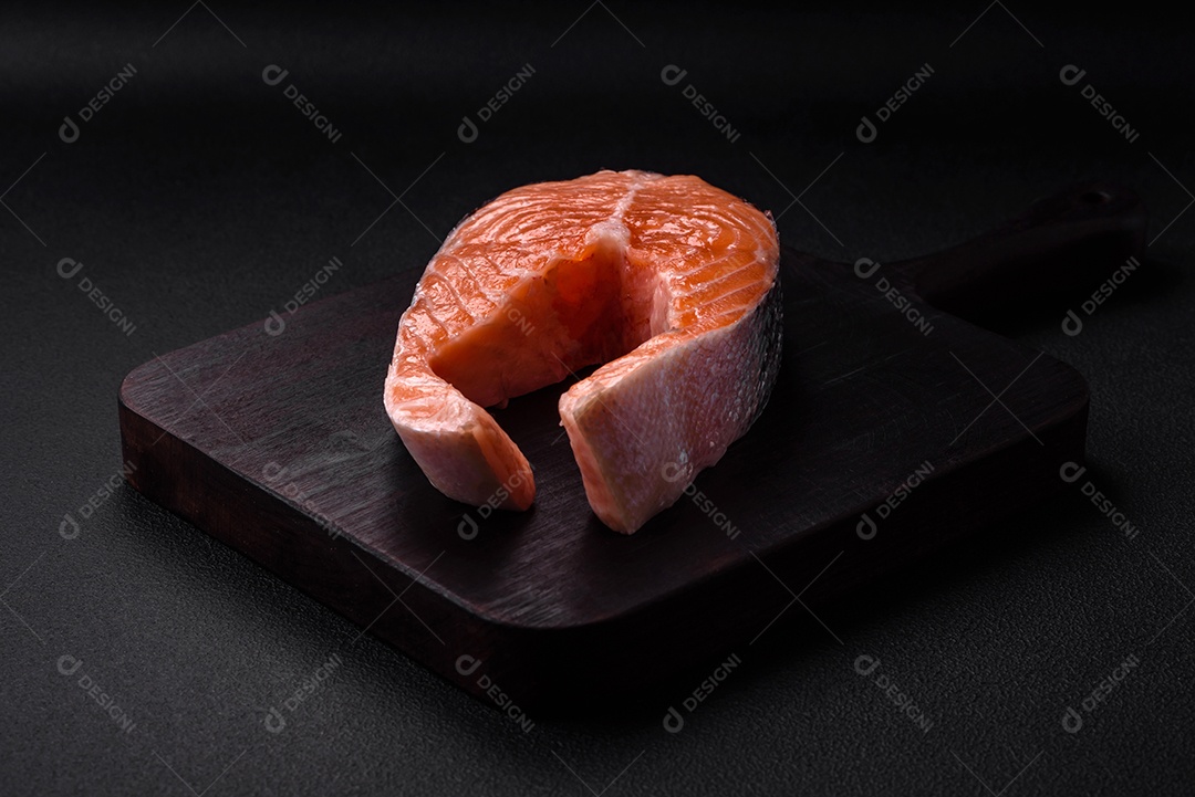 Bife de salmão cru fresco com especiarias e ervas preparadas para cozimento grelhado. Comida saudável de frutos do mar