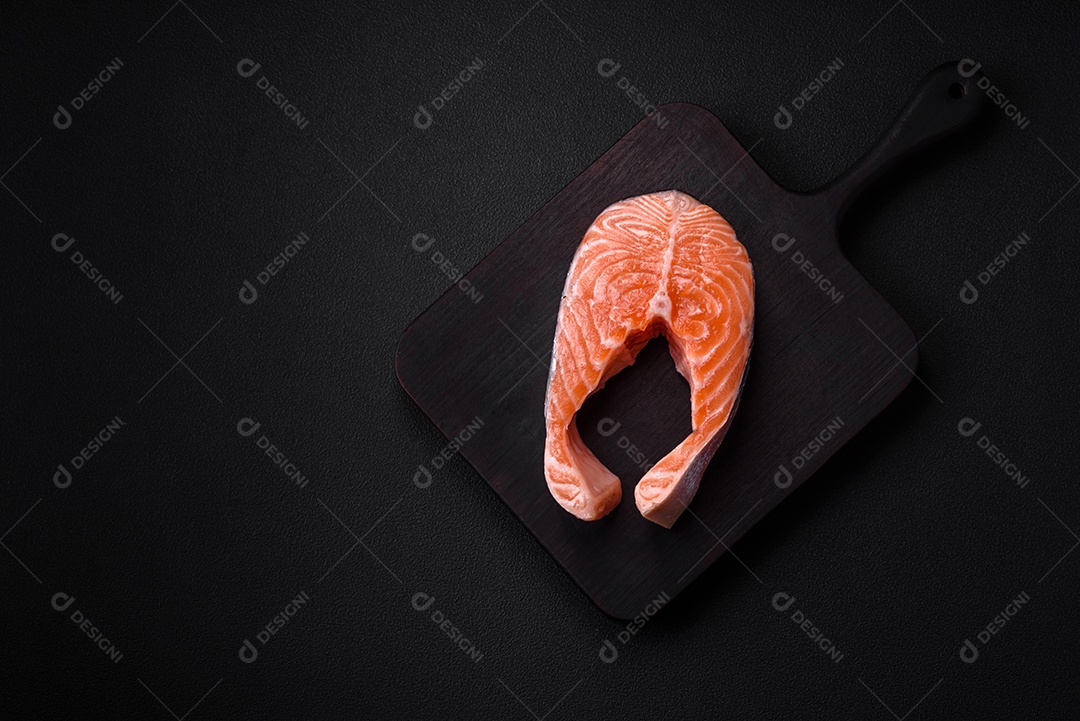 Bife de salmão cru fresco com especiarias e ervas preparadas para cozimento grelhado. Comida saudável de frutos do mar