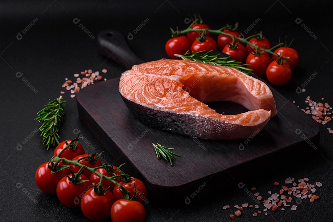Bife de salmão cru fresco com especiarias e ervas preparadas para cozimento grelhado. Comida saudável de frutos do mar