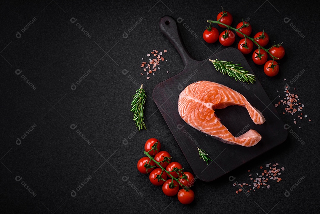 Bife de salmão cru fresco com especiarias e ervas preparadas para cozimento grelhado. Comida saudável de frutos do mar