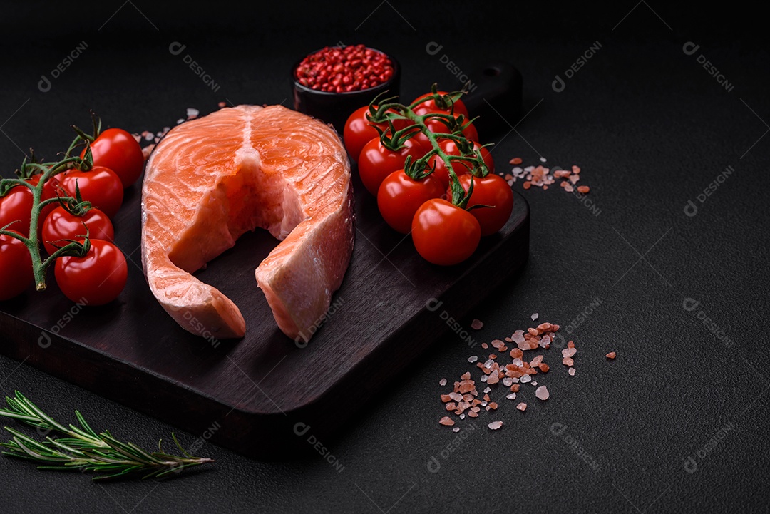 Bife de salmão cru fresco com especiarias e ervas preparadas para cozimento grelhado. Comida saudável de frutos do mar