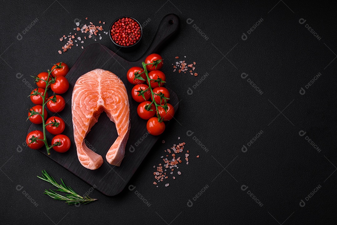 Bife de salmão cru fresco com especiarias e ervas preparadas para cozimento grelhado. Comida saudável de frutos do mar