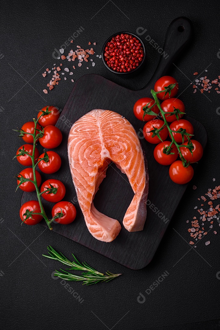 Bife de salmão cru fresco com especiarias e ervas preparadas para cozimento grelhado. Comida saudável de frutos do mar