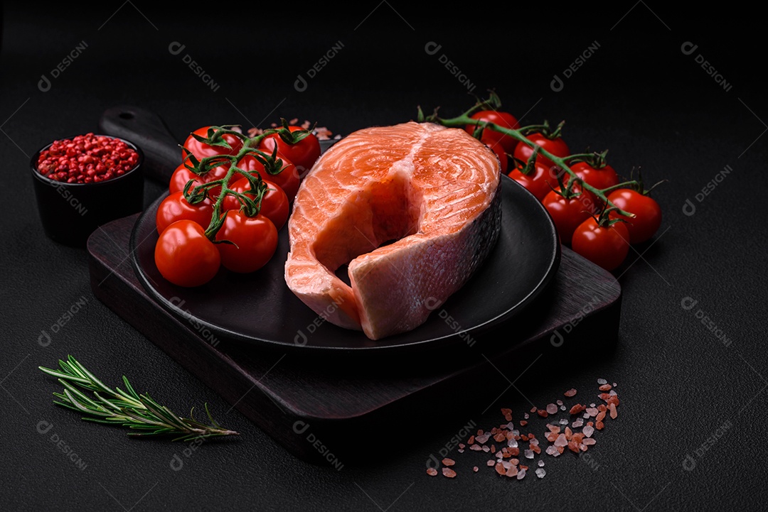 Bife de salmão cru fresco com especiarias e ervas preparadas para cozimento grelhado. Comida saudável de frutos do mar