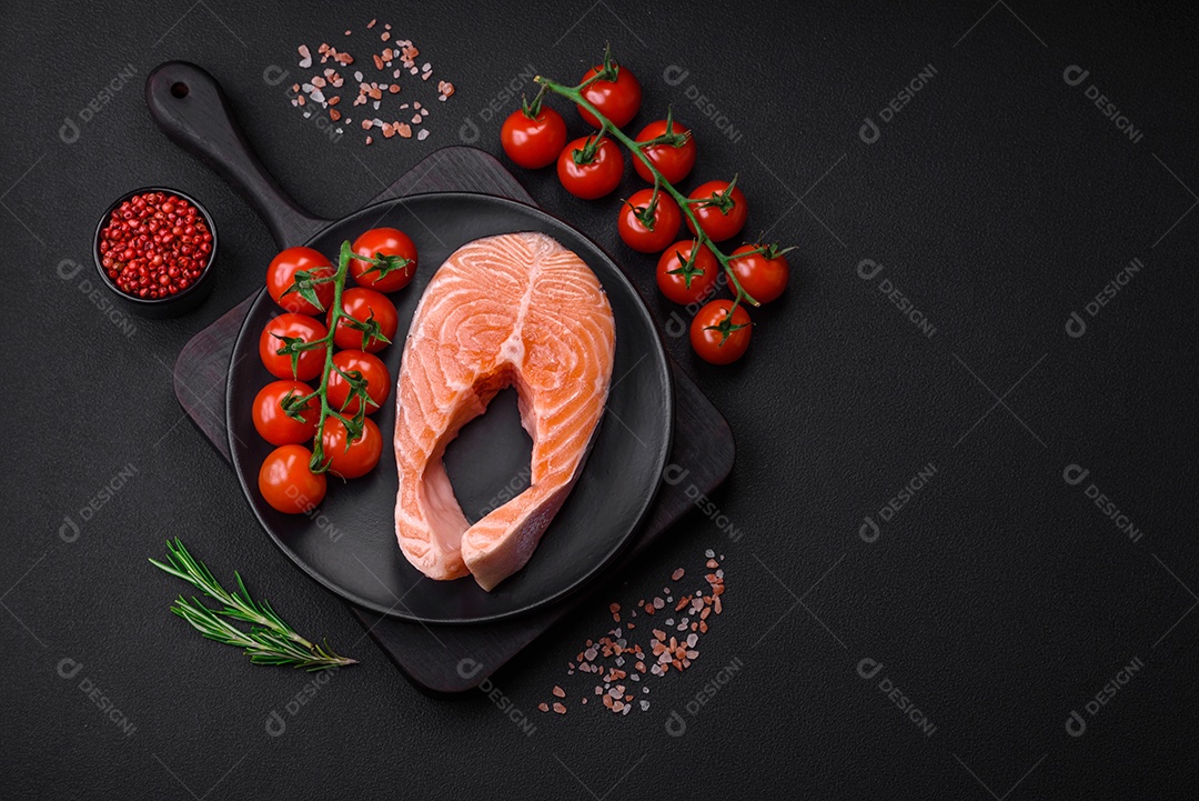 Bife de salmão cru fresco com especiarias e ervas preparadas para cozimento grelhado. Comida saudável de frutos do mar