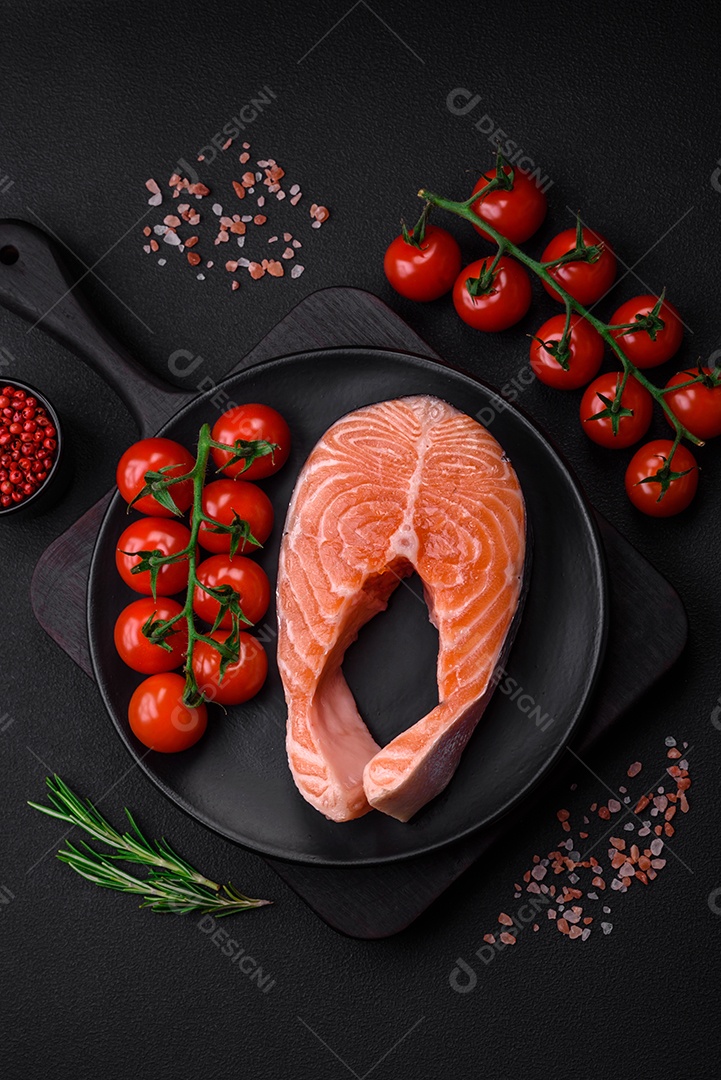 Bife de salmão cru fresco com especiarias e ervas preparadas para cozimento grelhado. Comida saudável de frutos do mar