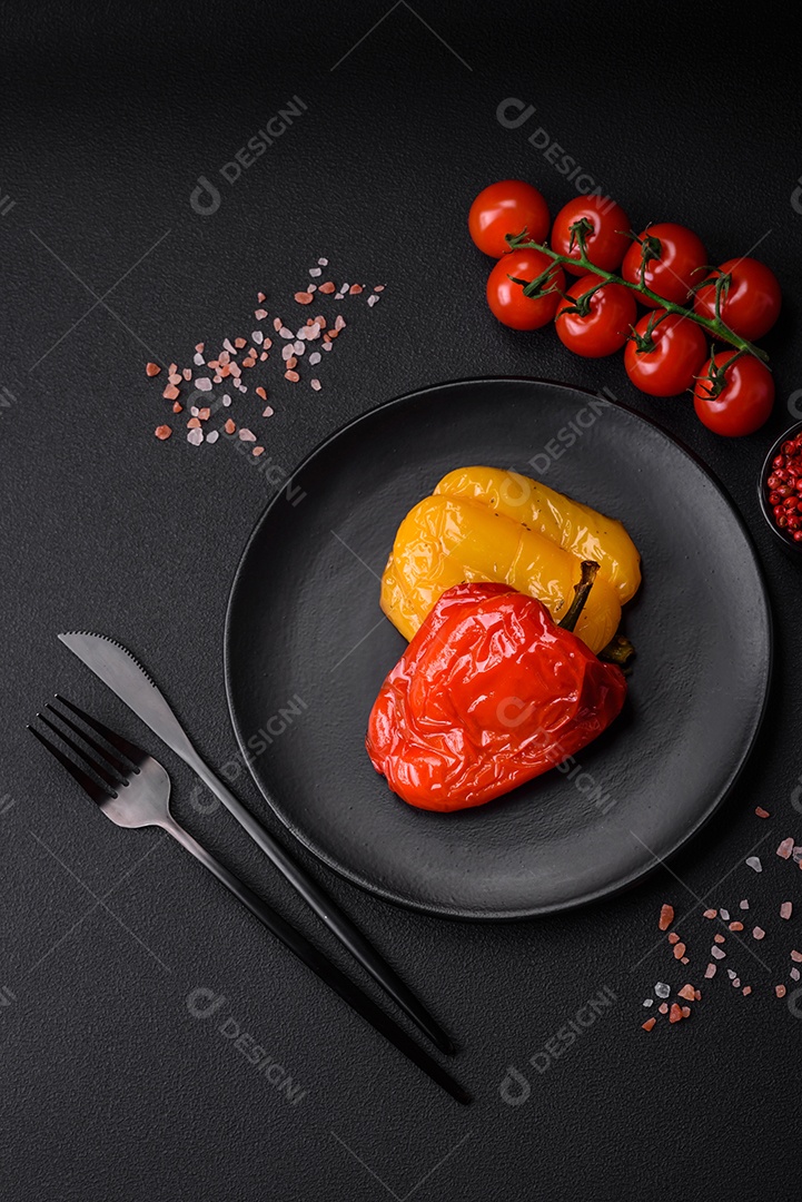 Deliciosos mexilhões marinados com especiarias e ervas em uma placa cerâmica sobre um fundo escuro de concreto