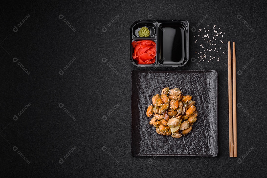 Gengibre em conserva, molho de soja e wasabi em recipientes de plástico porcionados sobre um fundo escuro de concreto