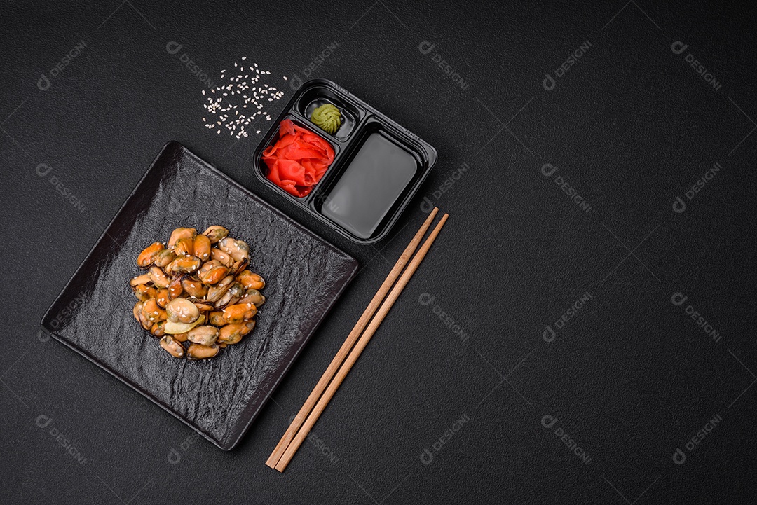 Gengibre em conserva, molho de soja e wasabi em recipientes de plástico porcionados sobre um fundo escuro de concreto