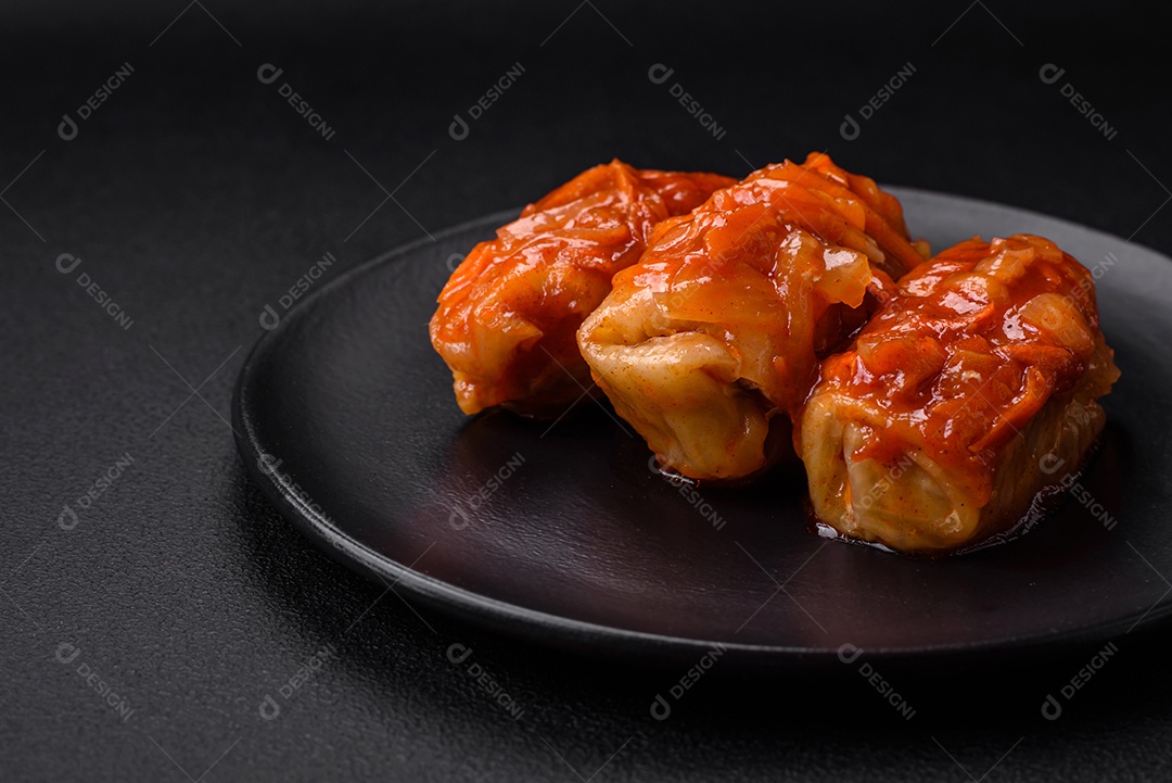 Deliciosos rolinhos de repolho com carne, arroz, sal, especiarias e ervas. Prato tradicional da culinária ucraniana