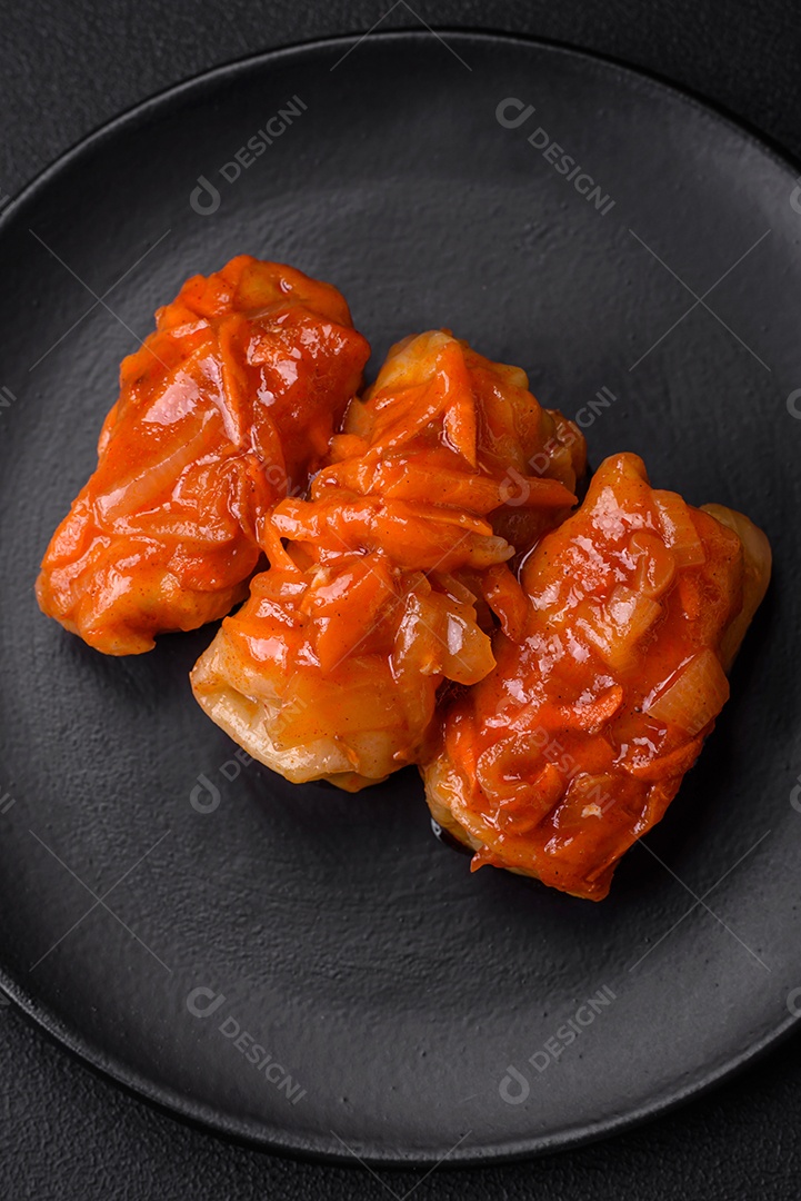 Deliciosos rolinhos de repolho com carne, arroz, sal, especiarias e ervas. Prato tradicional da culinária ucraniana