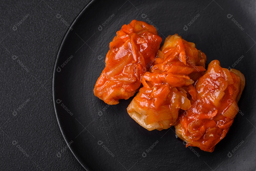 Deliciosos rolinhos de repolho com carne, arroz, sal, especiarias e ervas. Prato tradicional da culinária ucraniana