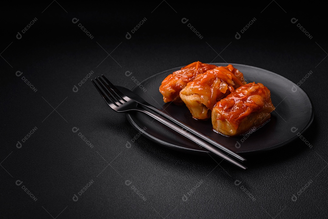 Deliciosos rolinhos de repolho com carne, arroz, sal, especiarias e ervas. Prato tradicional da culinária ucraniana