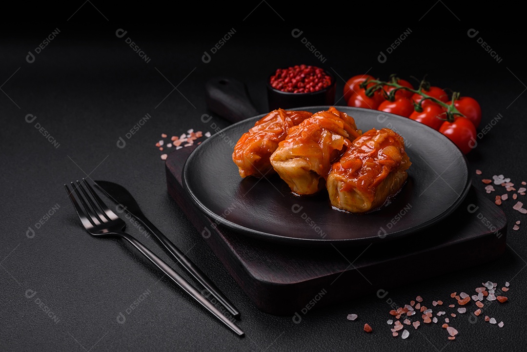 Deliciosos rolinhos de repolho com carne, arroz, sal, especiarias e ervas. Prato tradicional da culinária ucraniana