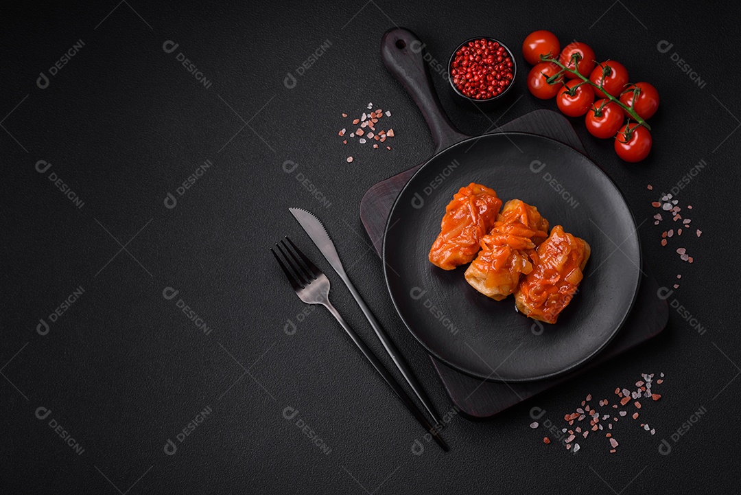 Deliciosos rolinhos de repolho com carne, arroz, sal, especiarias e ervas. Prato tradicional da culinária ucraniana