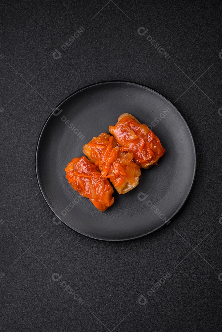 Deliciosos rolinhos de repolho com carne, arroz, sal, especiarias e ervas. Prato tradicional da culinária ucraniana