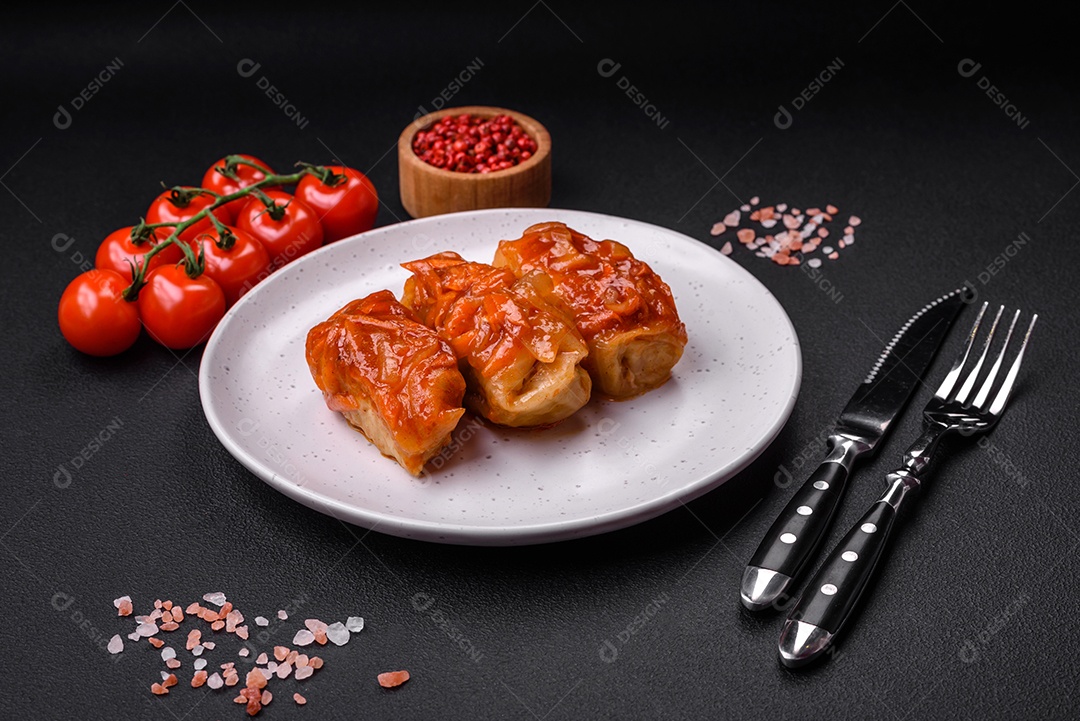 Deliciosos rolinhos de repolho com carne, arroz, sal, especiarias e ervas. Prato tradicional da culinária ucraniana