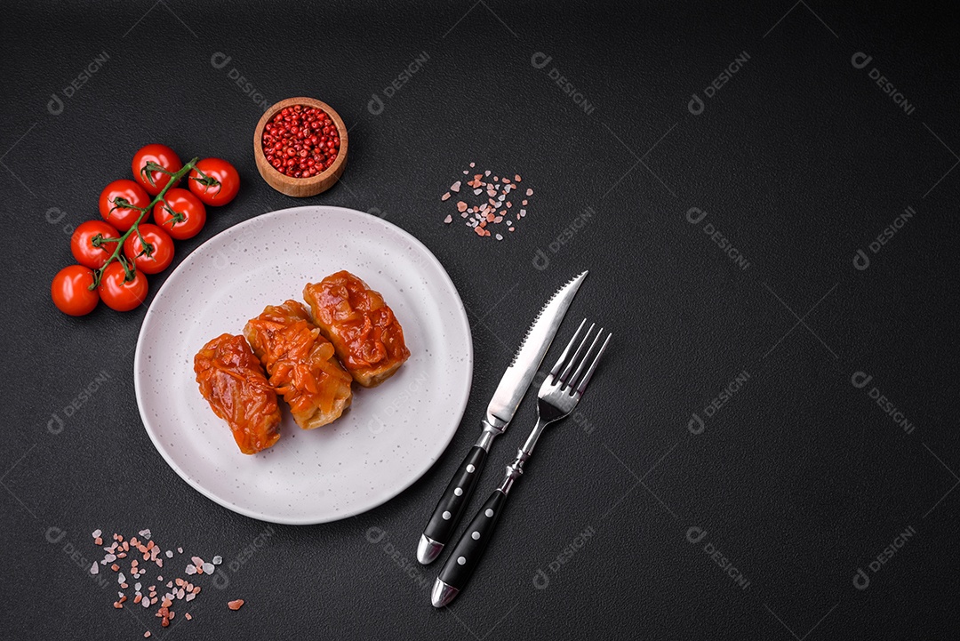 Deliciosos rolinhos de repolho com carne, arroz, sal, especiarias e ervas. Prato tradicional da culinária ucraniana