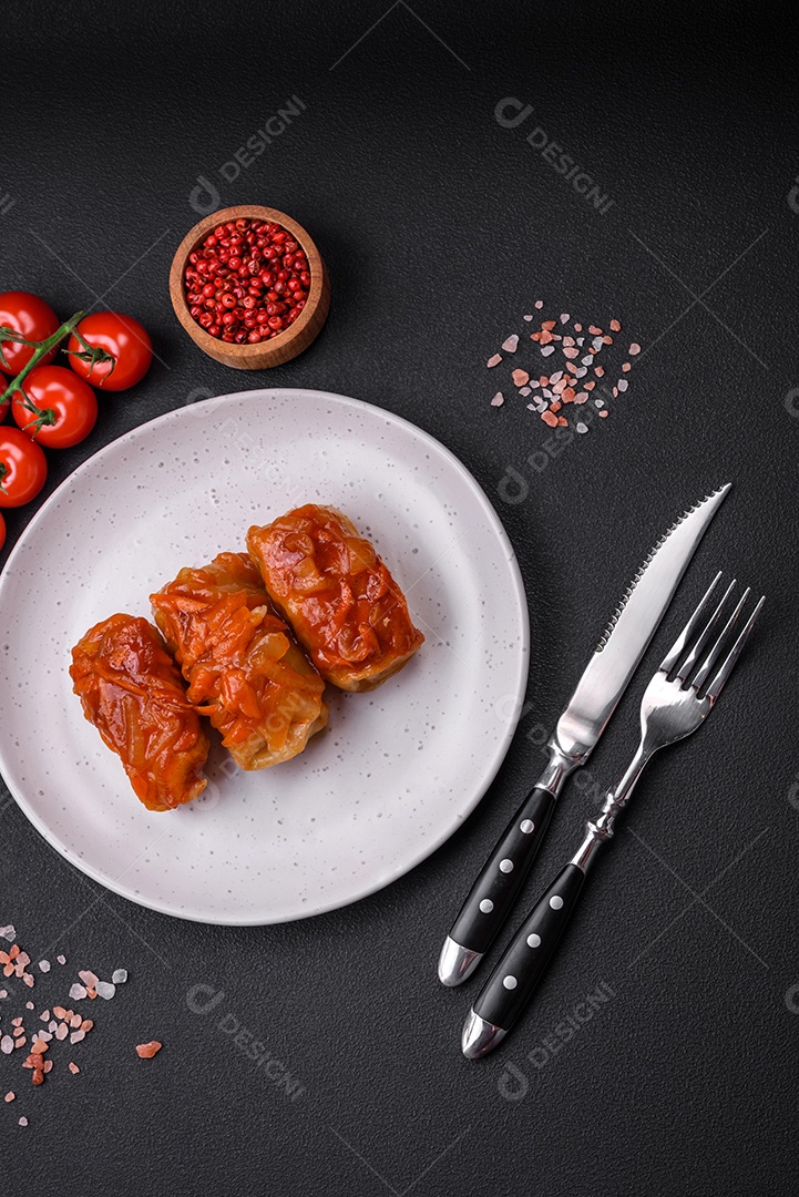 Deliciosos rolinhos de repolho com carne, arroz, sal, especiarias e ervas. Prato tradicional da culinária ucraniana