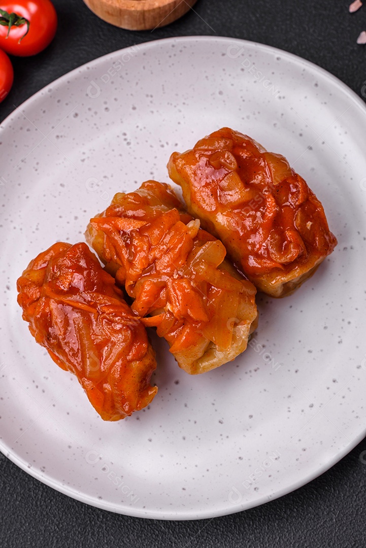 Deliciosos rolinhos de repolho com carne, arroz, sal, especiarias e ervas. Prato tradicional da culinária ucraniana