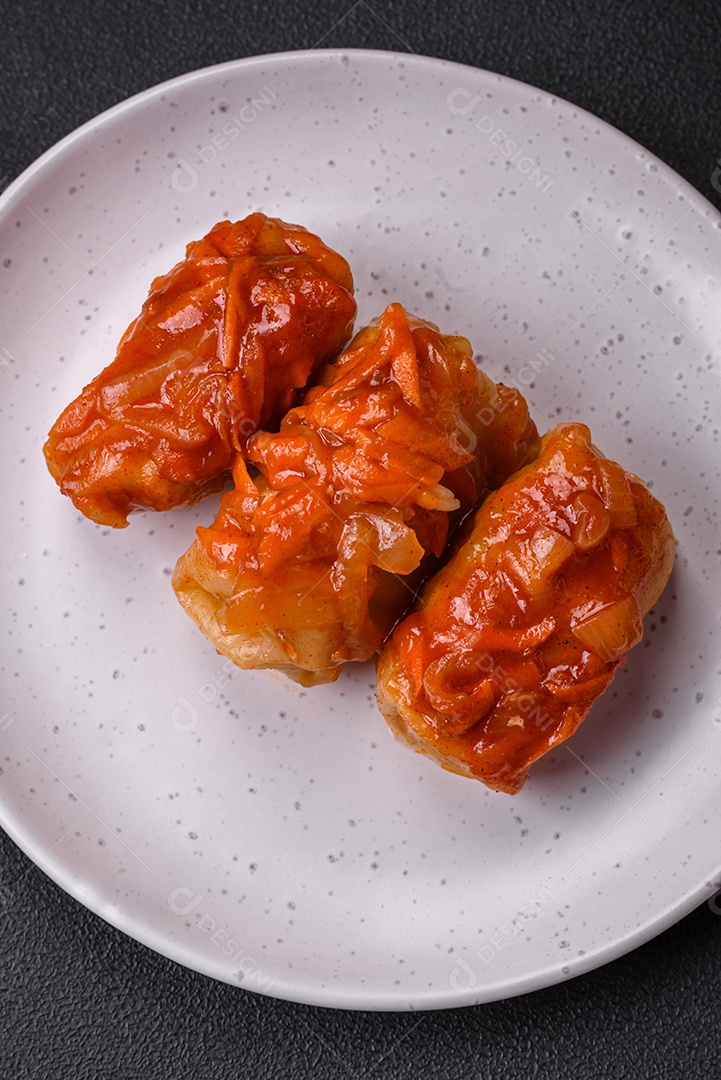 Deliciosos rolinhos de repolho com carne, arroz, sal, especiarias e ervas. Prato tradicional da culinária ucraniana