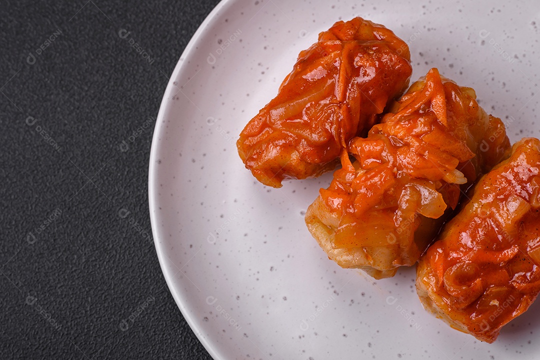 Deliciosos rolinhos de repolho com carne, arroz, sal, especiarias e ervas. Prato tradicional da culinária ucraniana