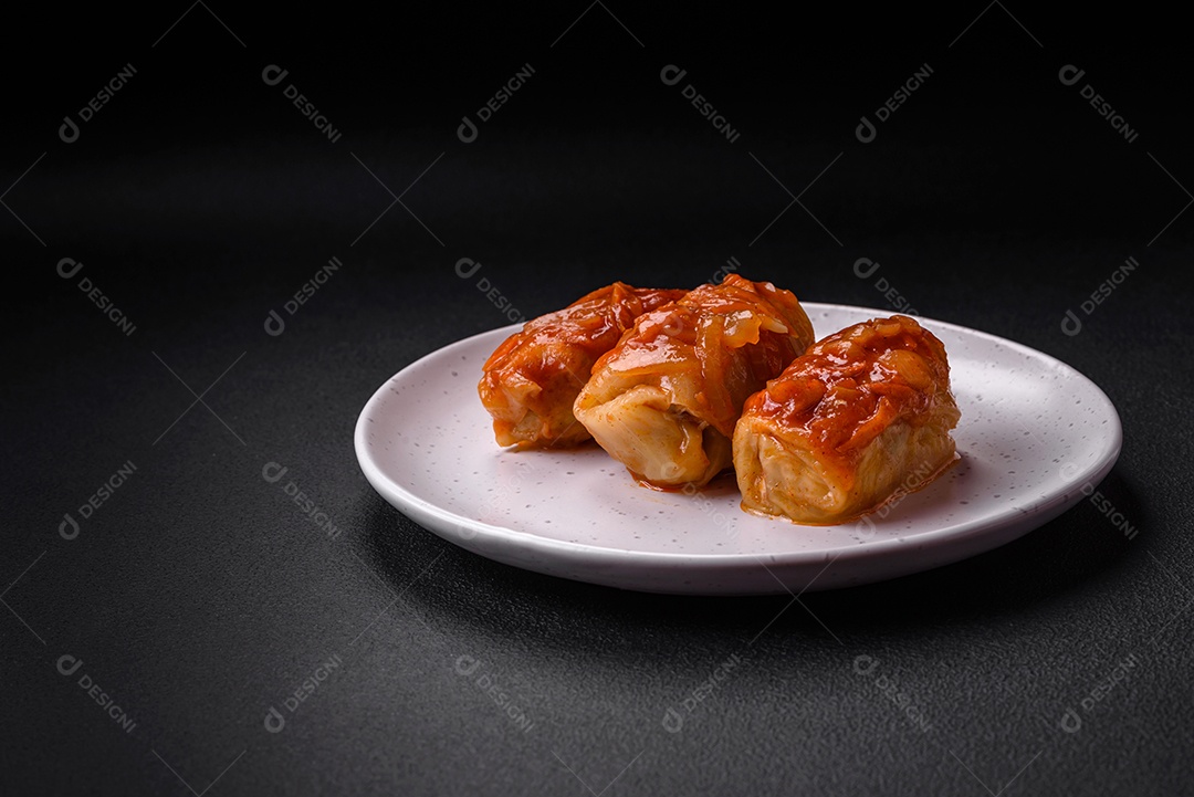 Deliciosos rolinhos de repolho com carne, arroz, sal, especiarias e ervas. Prato tradicional da culinária ucraniana