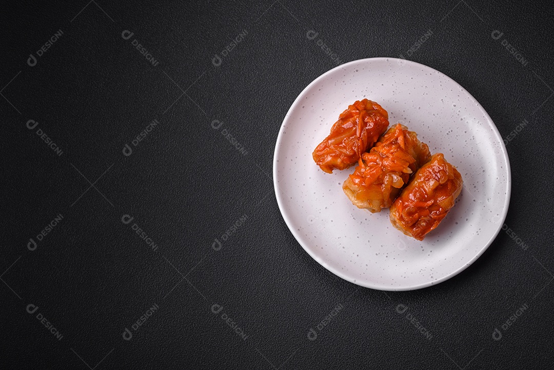 Deliciosos rolinhos de repolho com carne, arroz, sal, especiarias e ervas. Prato tradicional da culinária ucraniana