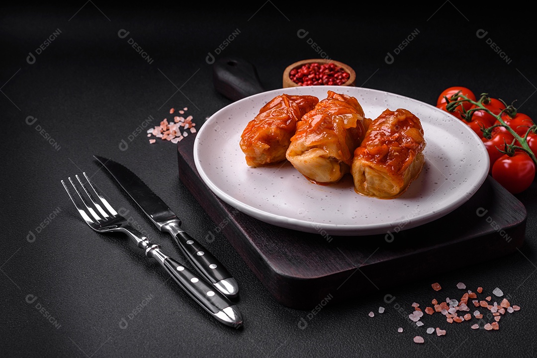 Deliciosos rolinhos de repolho com carne, arroz, sal, especiarias e ervas. Prato tradicional da culinária ucraniana