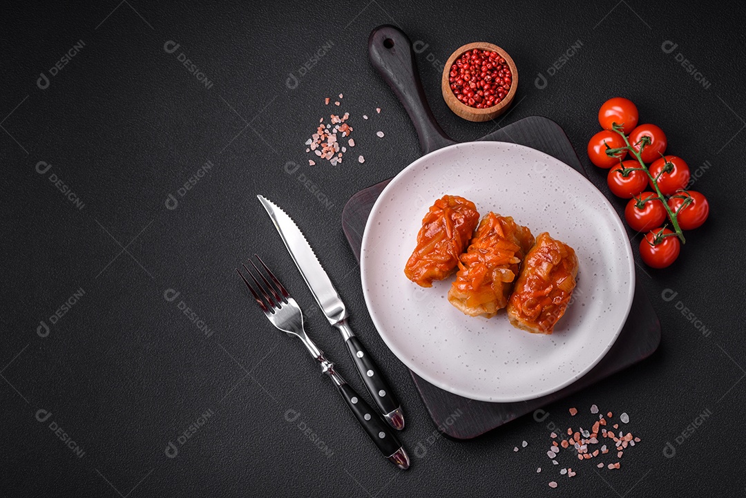 Deliciosos rolinhos de repolho com carne, arroz, sal, especiarias e ervas. Prato tradicional da culinária ucraniana