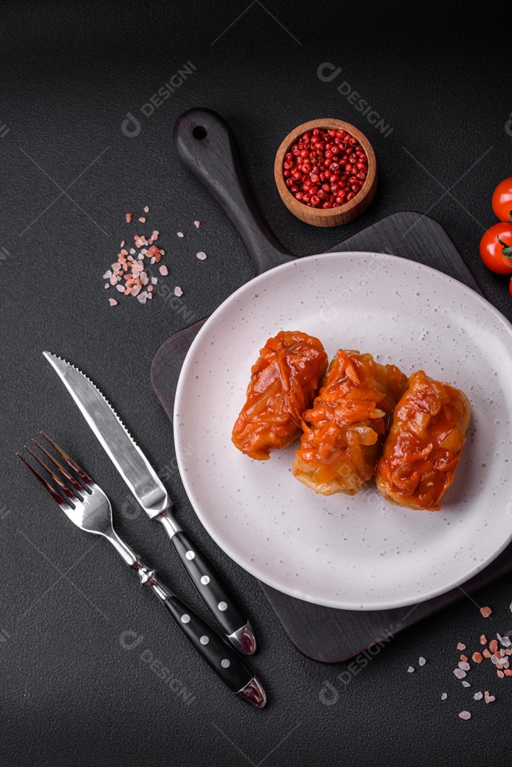 Deliciosos rolinhos de repolho com carne, arroz, sal, especiarias e ervas. Prato tradicional da culinária ucraniana