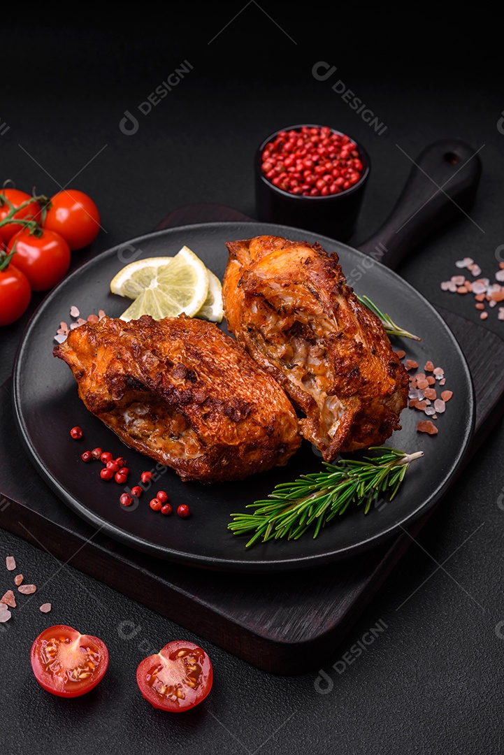 Delicioso robalo frito em forma de fatias com especiarias e ervas em uma placa cerâmica sobre um fundo escuro de concreto