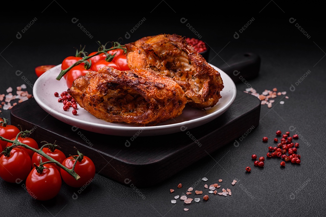 Delicioso robalo frito em forma de fatias com especiarias e ervas em uma placa cerâmica sobre um fundo escuro de concreto