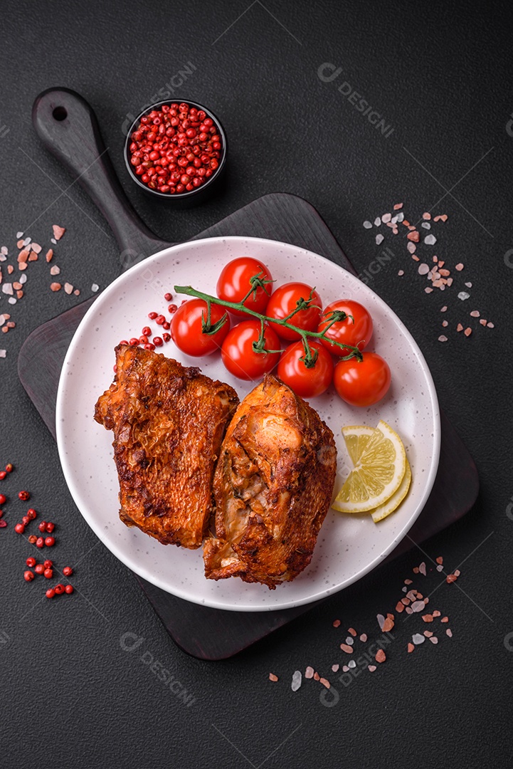 Deliciosos rolinhos de repolho com carne, arroz, sal, especiarias e ervas. Prato tradicional da culinária ucraniana