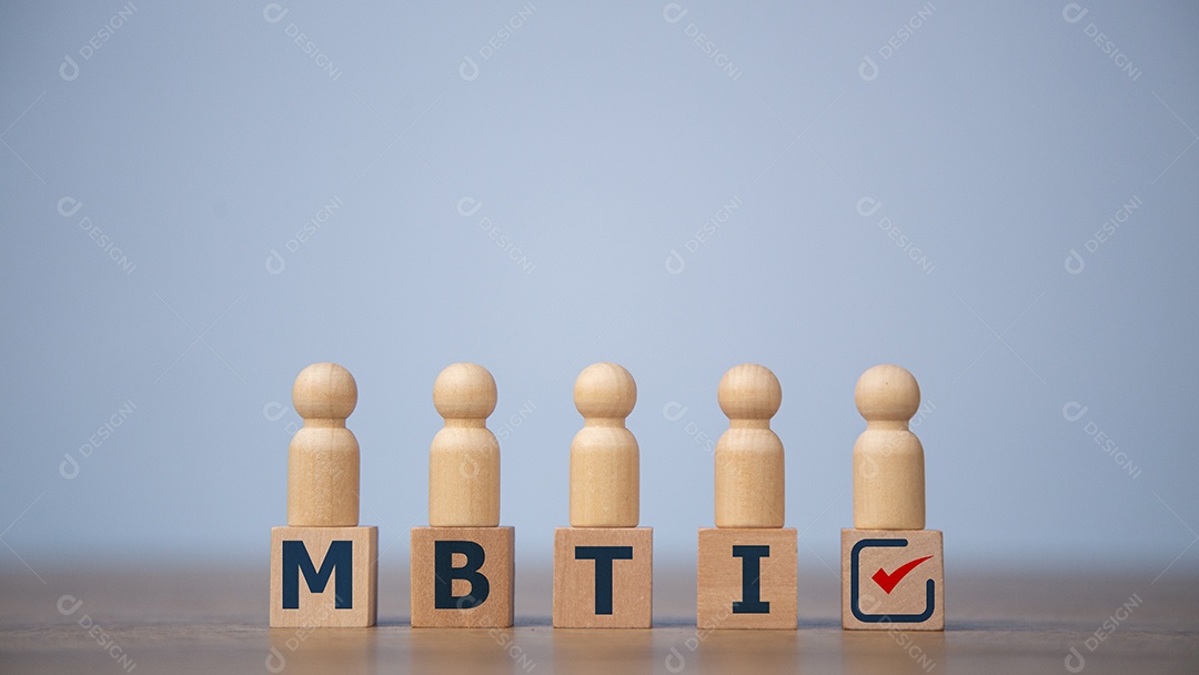 Blocos de madeira sobre fundo isolado