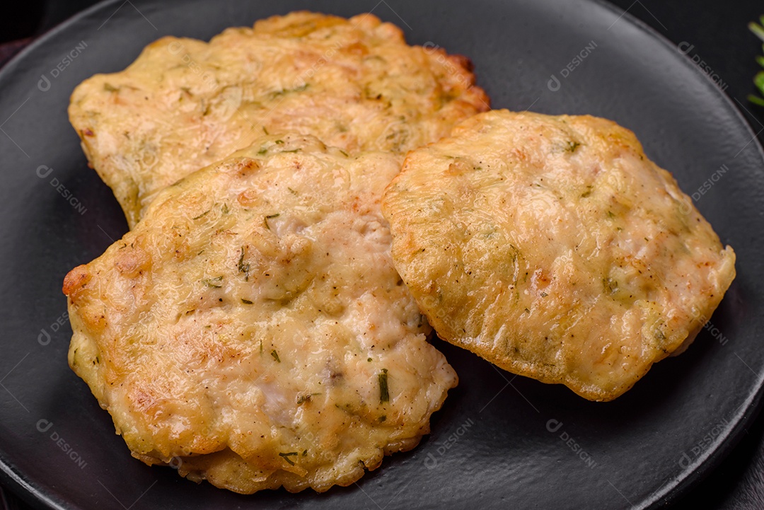 Deliciosas panquecas de filé picado frito com especiarias, sal e ervas sobre um fundo escuro de concreto