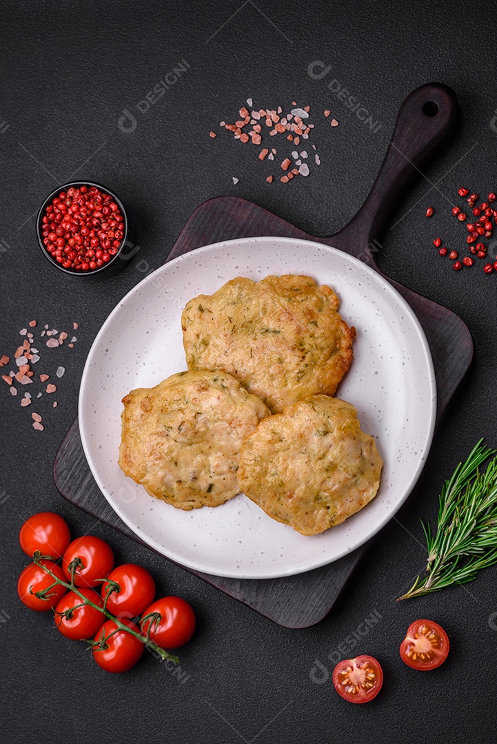 Deliciosas panquecas de filé picado frito com especiarias, sal e ervas sobre um fundo escuro de concreto