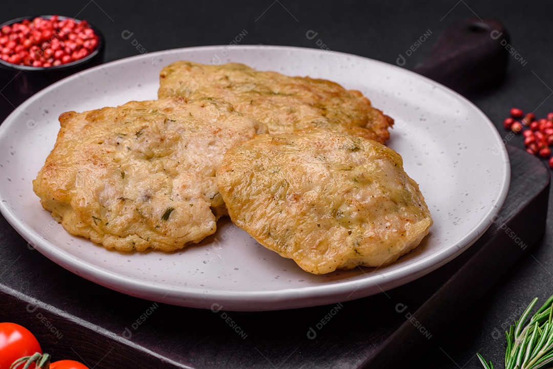Deliciosas panquecas de filé picado frito com especiarias, sal e ervas sobre um fundo escuro de concreto
