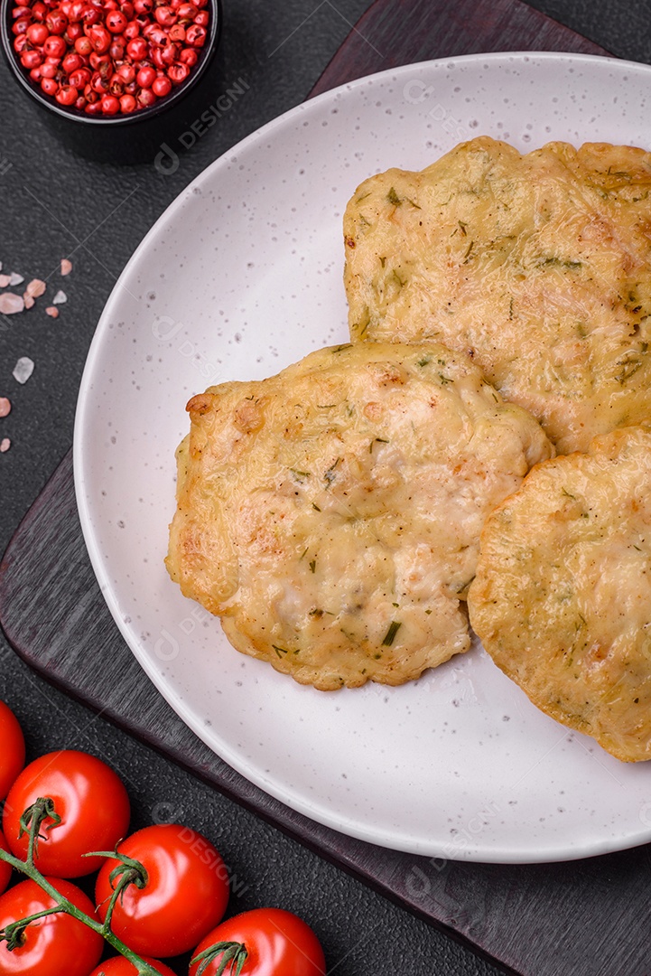 Deliciosas panquecas de filé picado frito com especiarias, sal e ervas sobre um fundo escuro de concreto