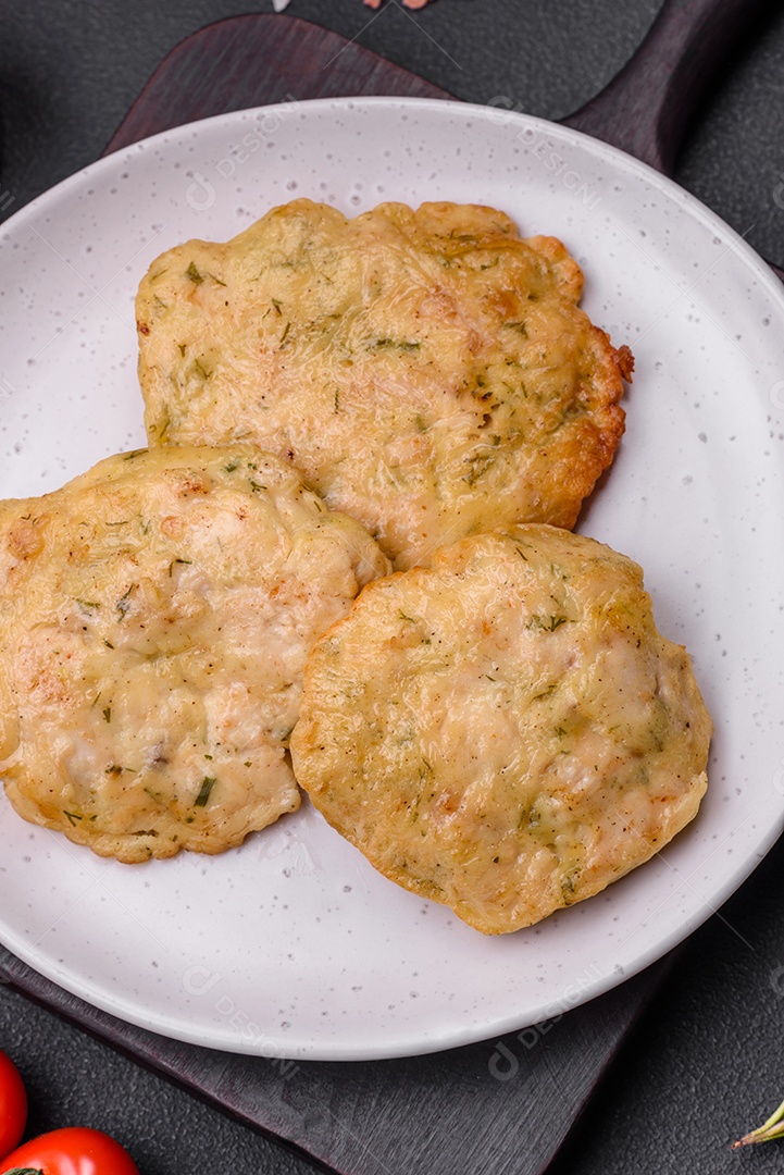 Deliciosas panquecas de filé picado frito com especiarias, sal e ervas sobre um fundo escuro de concreto