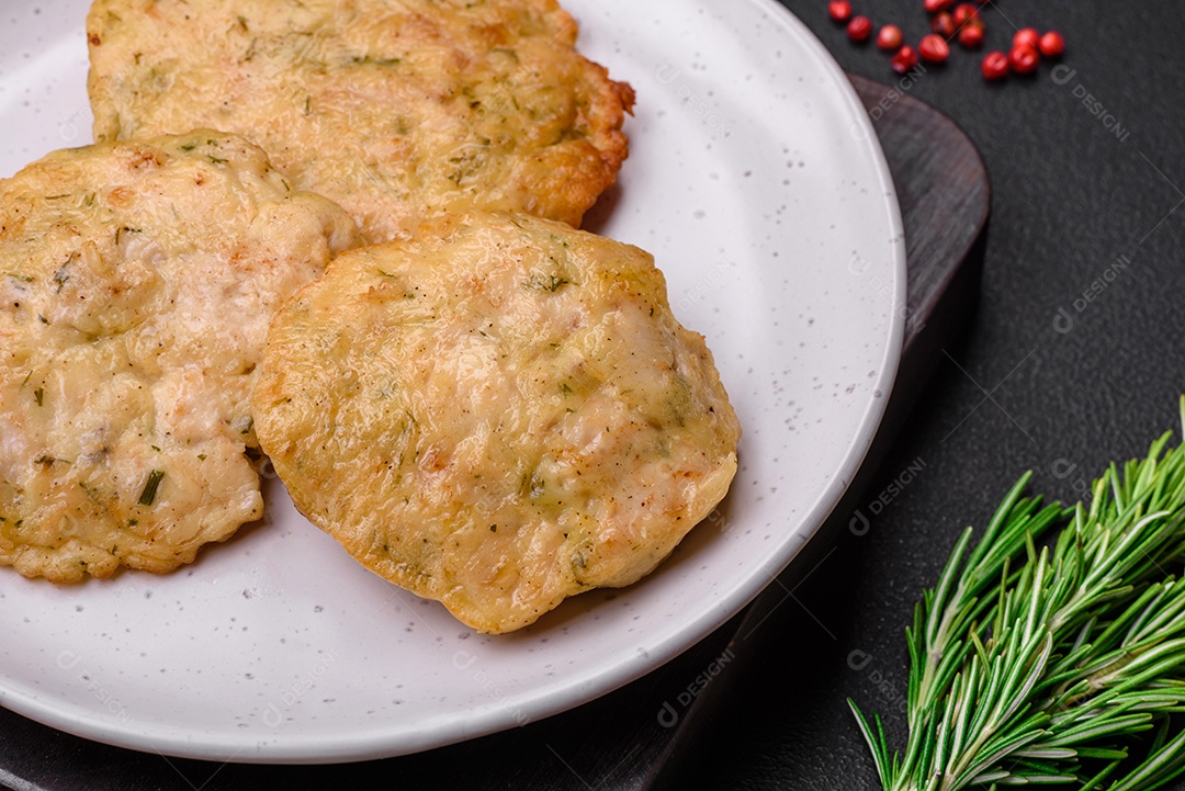 Deliciosas panquecas de filé picado frito com especiarias, sal e ervas sobre um fundo escuro de concreto