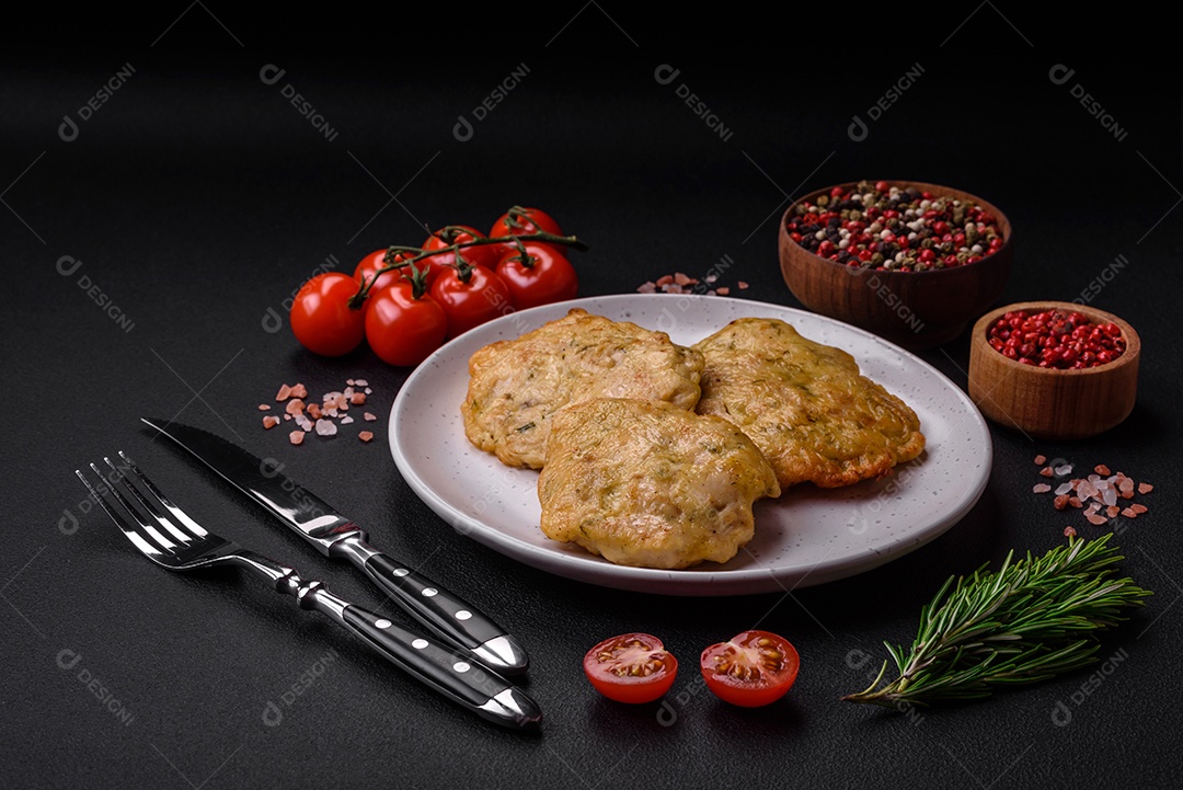 Deliciosas panquecas de filé picado frito com especiarias, sal e ervas sobre um fundo escuro de concreto