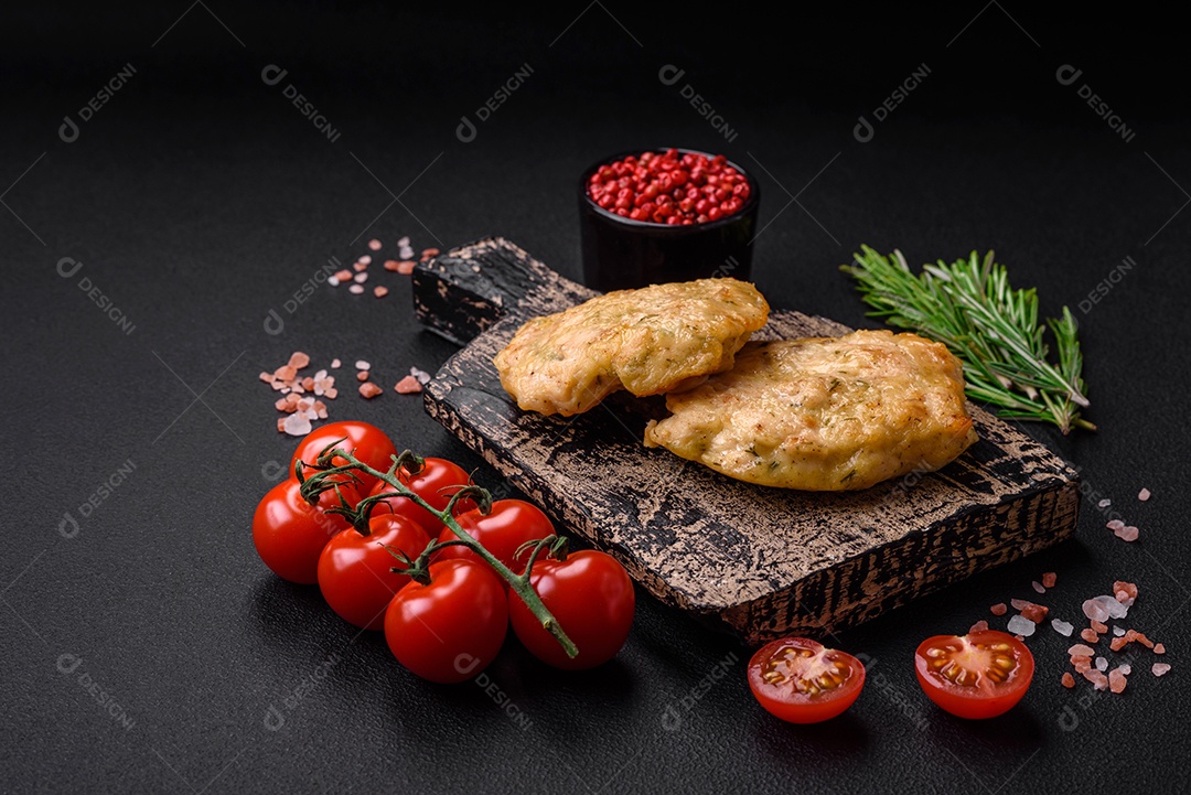 Deliciosas panquecas de filé picado frito com especiarias, sal e ervas sobre um fundo escuro de concreto