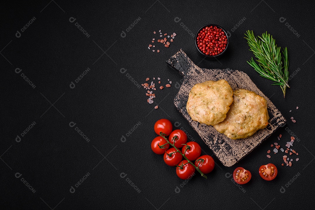 Deliciosas panquecas de filé picado frito com especiarias, sal e ervas sobre um fundo escuro de concreto