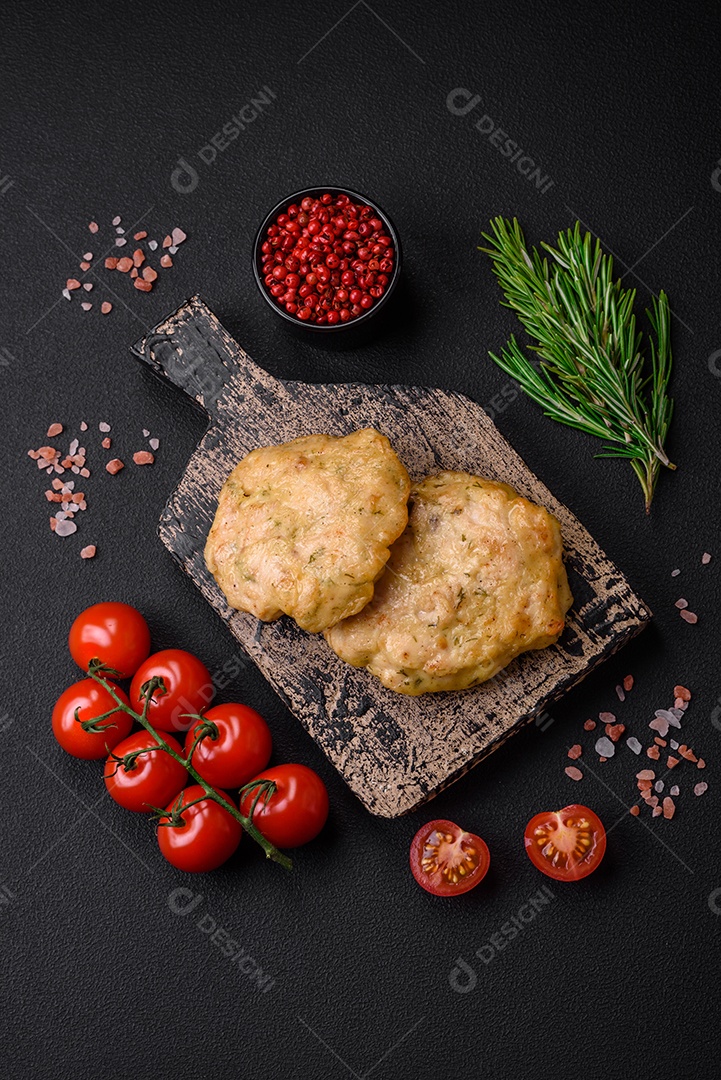 Deliciosas panquecas de filé picado frito com especiarias, sal e ervas sobre um fundo escuro de concreto