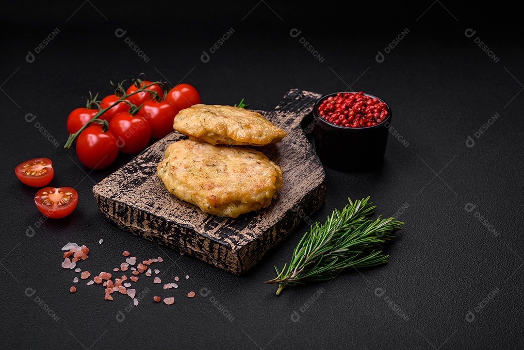 Deliciosas panquecas de filé picado frito com especiarias, sal e ervas sobre um fundo escuro de concreto
