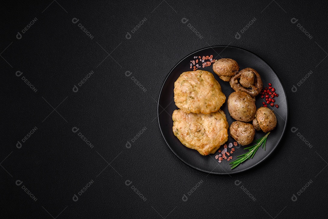 Deliciosas panquecas de filé picado frito com especiarias, sal e ervas sobre um fundo escuro de concreto