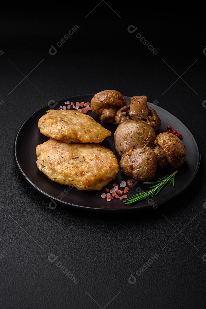 Deliciosas panquecas de filé picado frito com especiarias, sal e ervas sobre um fundo escuro de concreto