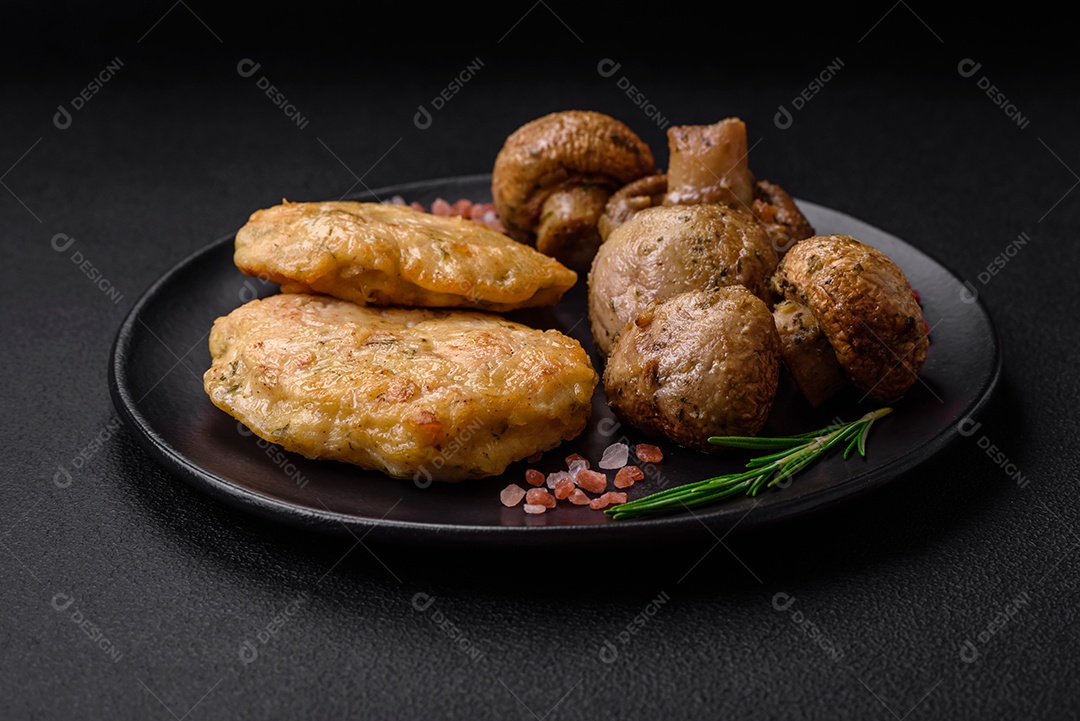 Deliciosas panquecas de filé picado frito com especiarias, sal e ervas sobre um fundo escuro de concreto